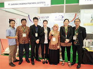 Clientes visitantes e INDO INTERTEX en Indonesia